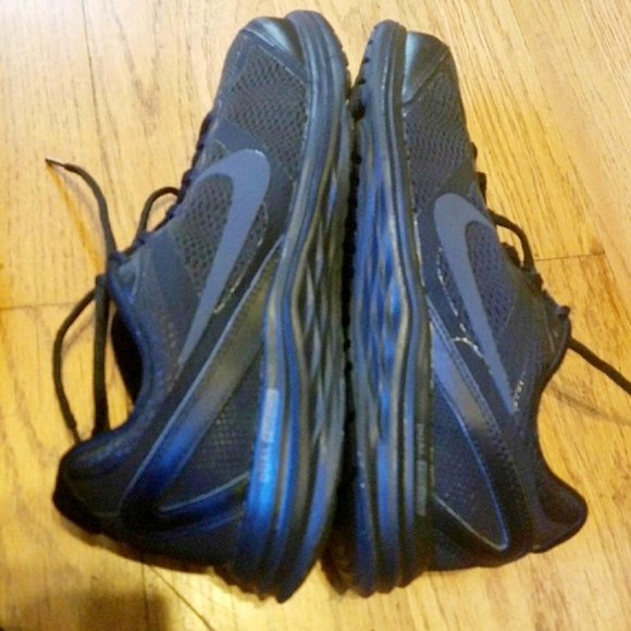 Nike Black Tenis Shoes - Picture 3 of 5